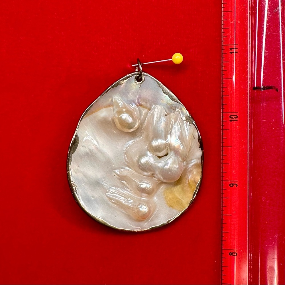 NWOT Genuine Mother of Pearl Pendant